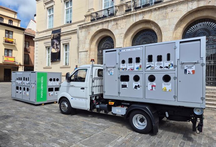 Entrega de los puntos limpios móviles y el camión eléctrico en Palencia.