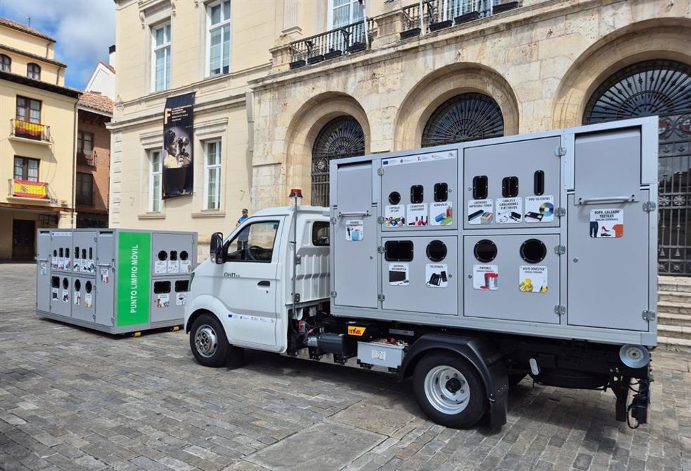 Entrega de los puntos limpios móviles y el camión eléctrico en Palencia.