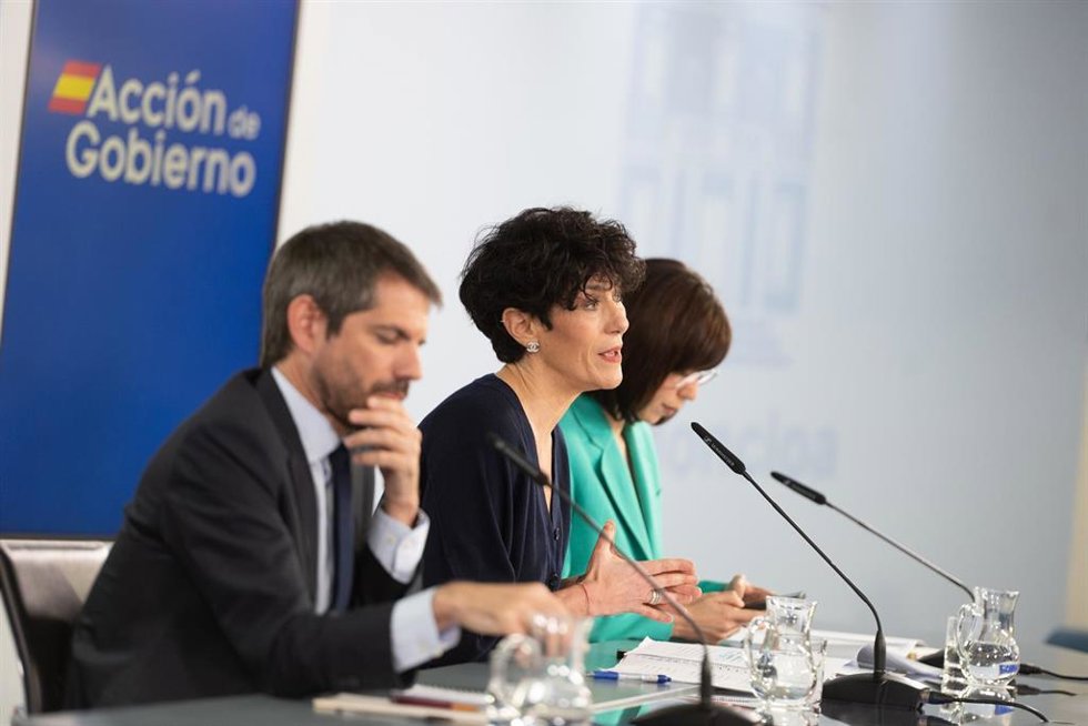  El ministro de Cultura, Ernest Urtasun; la ministra de Inclusión, Seguridad Social y Migraciones y portavoz del Gobierno, Elma Saiz; y la ministra de Ciencia, Innovación y Universidades, Diana Morant.
