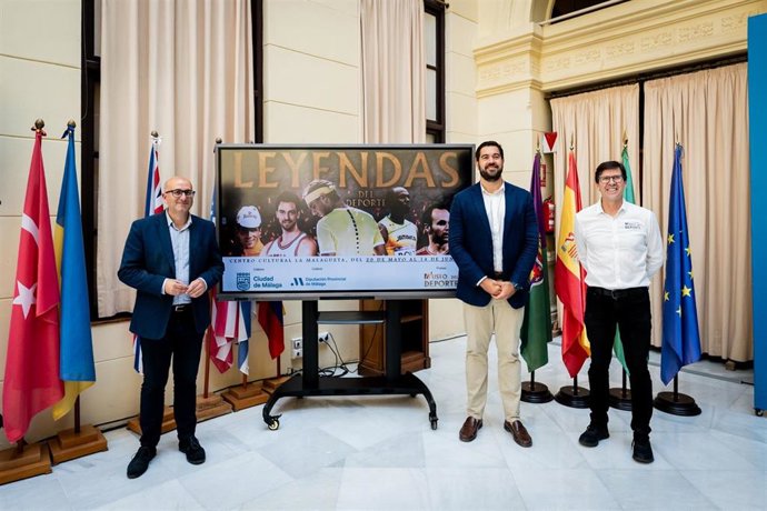 El concejal delegado de Deporte, Borja Vivas, el diputado provincial de Cultura, Manuel López Mestanza, y el director del Museo del Deporte, Alfonso Noáin, durante la presentación de la muestra 'Leyendas del Deporte'.