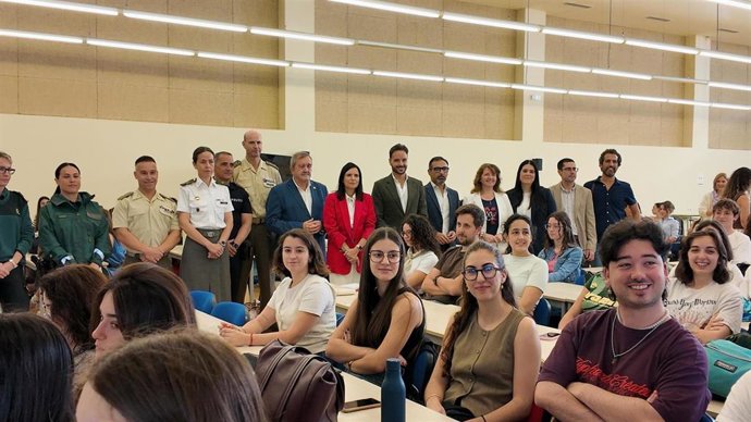 Gálvez (al fondo, centro), junto al resto de autoridades, en la III Feria de Empleabilidad y Salidas Profesionales de la Facultad de Veterinaria de la UCO.