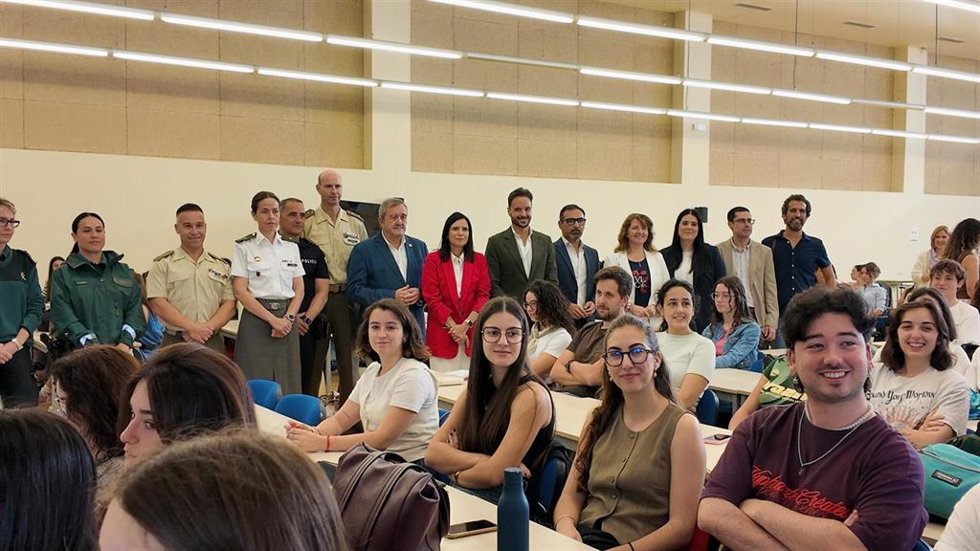 Gálvez (al fondo, centro), junto al resto de autoridades, en la III Feria de Empleabilidad y Salidas Profesionales de la Facultad de Veterinaria de la UCO.
