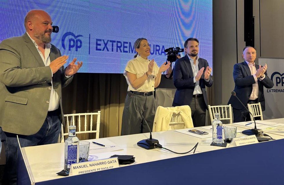 La presidenta del PP de Extremadura, María Guardiola, junto al secretario general del partido en la región, Abel Bautista, y los presidentes provinciales, Manuel Naharro y Laureano León