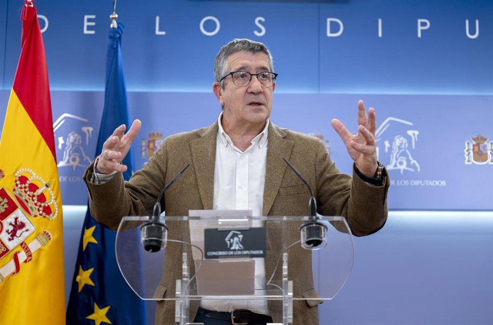 El portavoz del PSOE en el Congreso, Patxi López, durante una rueda de prensa