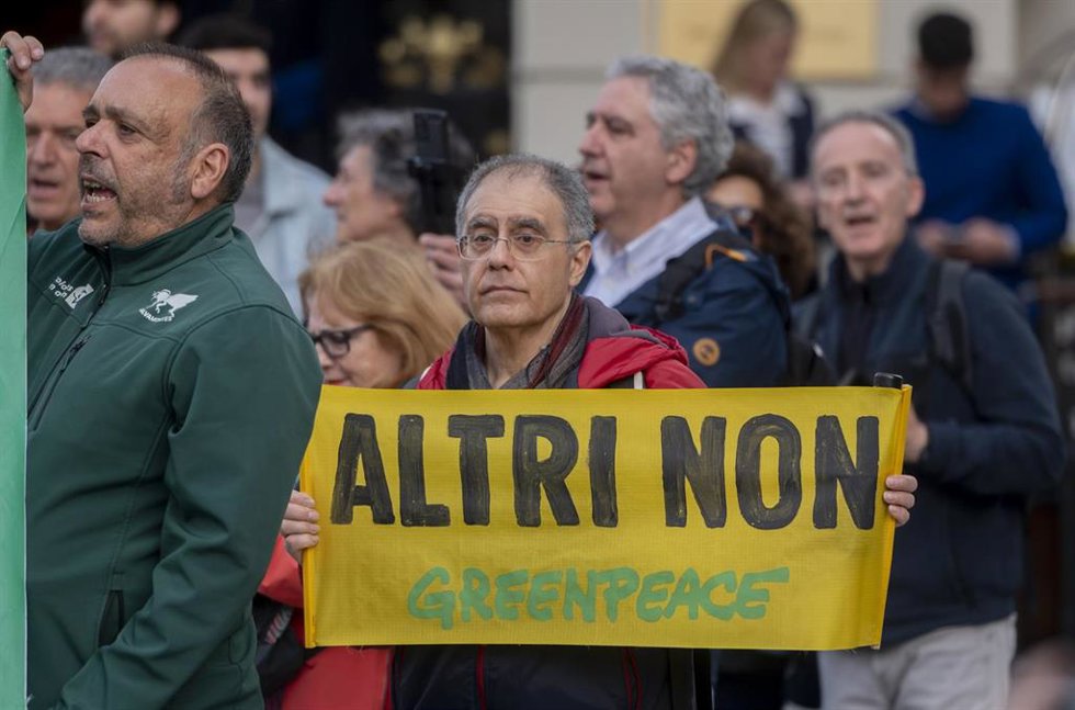 Archivo - Una persona sostiene una pancarta en una concentración contra la multinacional Altri, convocada por la plataforma Ulloa Viva, Ecologistas en Acción y Greenpeace, frente al Congreso de los Diputados, a 8 de mayo de 2025, en Madrid (España). La co
