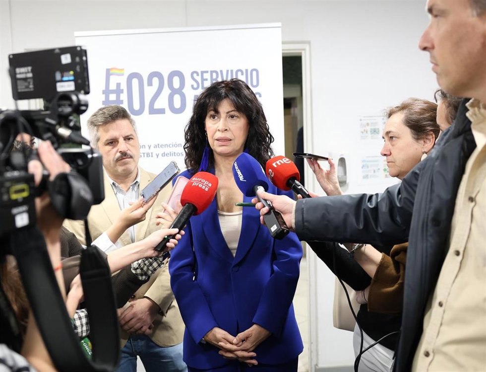 La ministra de Igualdad, Ana Redondo, atiende a los medios de comunicación durante su visita institucional a las instalaciones de la calle Marqués de Ahumada en Madrid, sede central del servicio 028, a 13 de mayo de 2026, en Madrid (España).