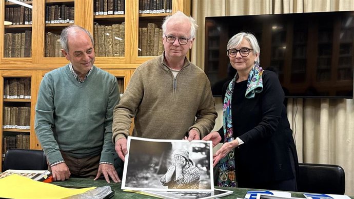 Acto de entrega de la colección fotográfica de Tom van Vliet a los fondos del Museo do Pobo Galego