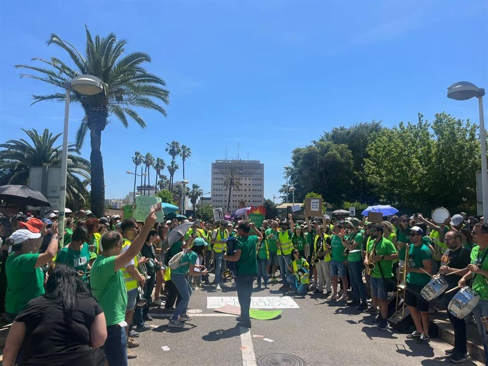 Nueva jornada de protestas ante la Conselleria de Educación.