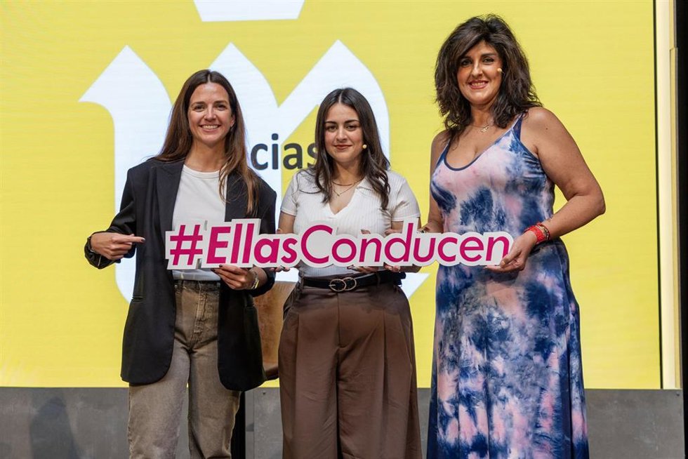 La piloto española Cristina Gutiérrez (izquierda), junto a dos camioneras, en un evento de Midas.