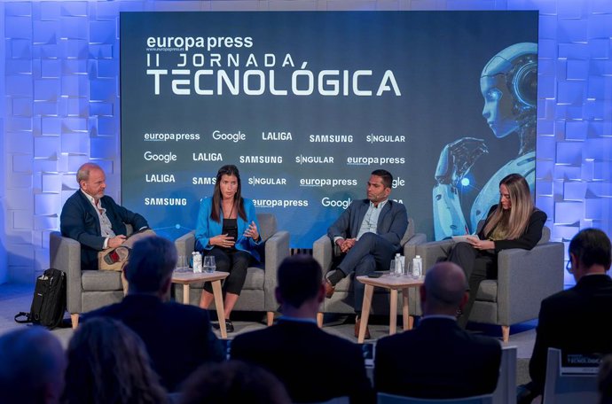 O Diretor de Estratégia da Snuglar, Julián de Cabo; a coordenadora de Área da Subdireção Geral de Cidadania, Talento e Empreendedorismo Digital, Cristina Roca; e o Diretor de Tecnologia, Inovação e Inteligência Artificial da LaLiga, Prasanna 