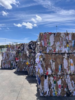 Papel y cartón en una planta de reciclaje de Resurja.