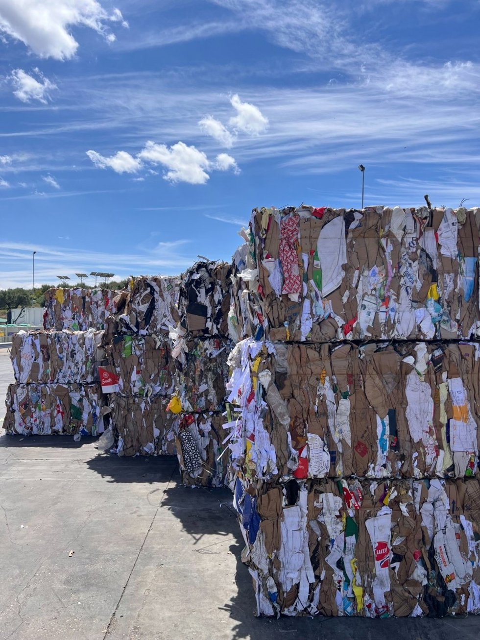 Papel y cartón en una planta de reciclaje de Resurja.