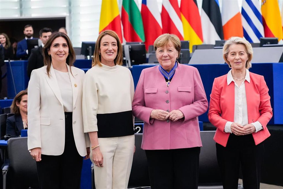 La excanciller de Alemania Angela Merkel recibe el galardón de la Orden al Mérito Europeo en el pleno del Parlamento Europeo en Estrasburgo, Francia