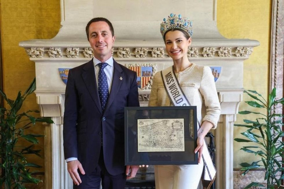 El presidente del Consell de Mallorca, Llorenç Galmés, recibe a Elisabeth Reynés, Miss Mundo España 2026