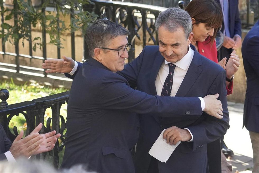 Archivo - El secretario de Memoria Democrática y Laicidad del PSOE, Patxi López (i), abraza al expresidente del Gobierno, José Luis Rodríguez Zapatero (d), en el acto en recuerdo a los 10 años del fin de ETA en la Casa de Juntas de Gernika, a 19 de octubr