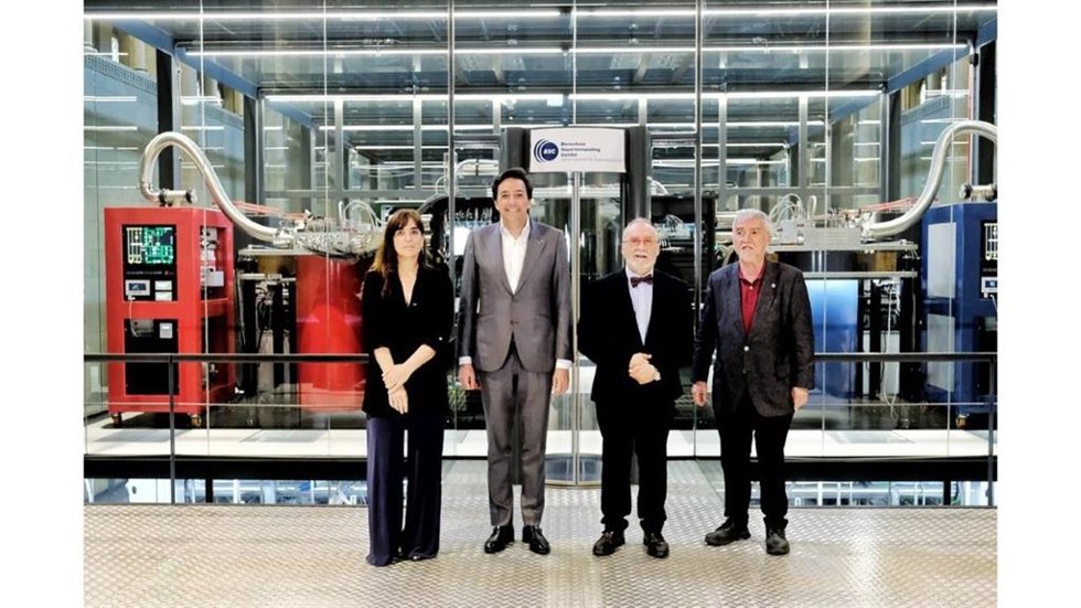 Foto de familia tras la firma del acuerdo en el BSC este martes