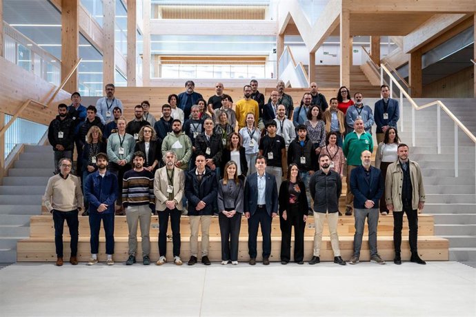 El consejero Irujo, ponentes y representantes del sector de la construcción y la madera en las escaleras de la nueva facultad de Ciencias de la Salud de la Universidad Pública de Navarra.