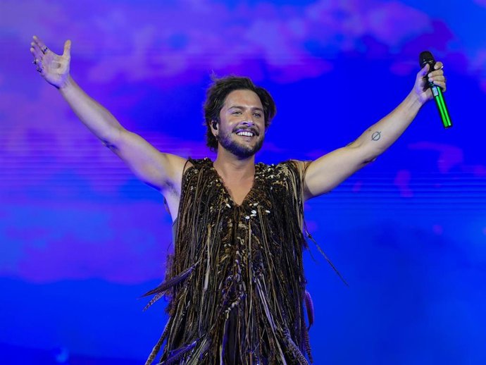 Archivo - El cantante, Manuel Carrasco durante un concierto en el estadio de La Cartuja.