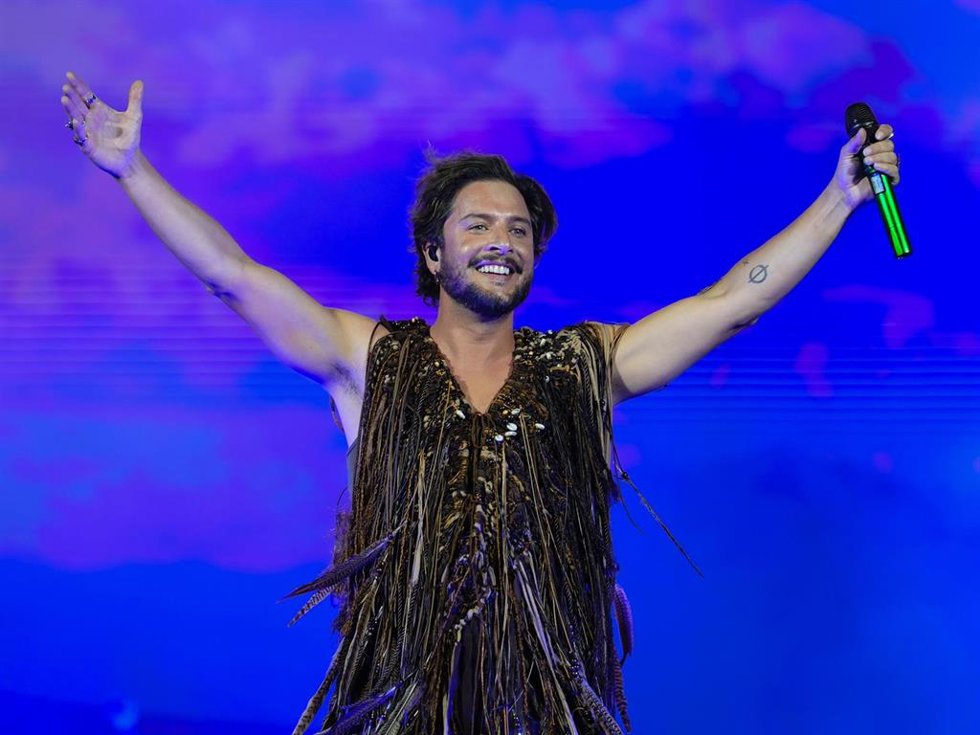 Archivo - El cantante, Manuel Carrasco durante un concierto en el estadio de La Cartuja.
