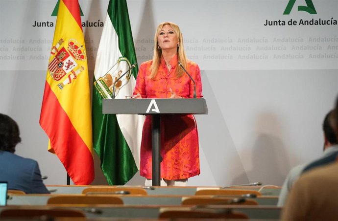 La consejera en funciones de Economía, Hacienda, Fondos Europeos y Diálogo Social de la Junta de Andalucía y portavoz del Gobierno, Carolina España, interviene en la rueda de prensa posterior a la primera reunión del Consejo de Gobierno  estando en funcio