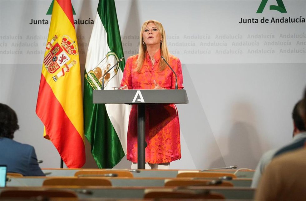 La consejera en funciones de Economía, Hacienda, Fondos Europeos y Diálogo Social de la Junta de Andalucía y portavoz del Gobierno, Carolina España, interviene en la rueda de prensa posterior a la primera reunión del Consejo de Gobierno  estando en funcio