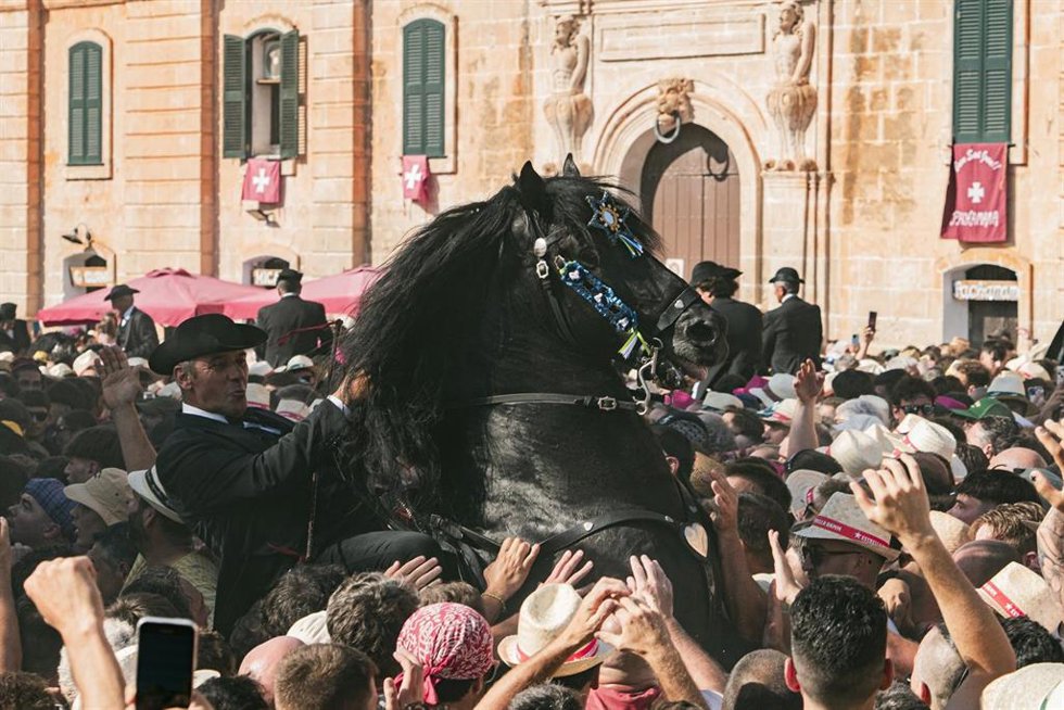 Archivo - Decenas de personas durante el Caragol des Born en la Plaça Es Born en Ciutadella