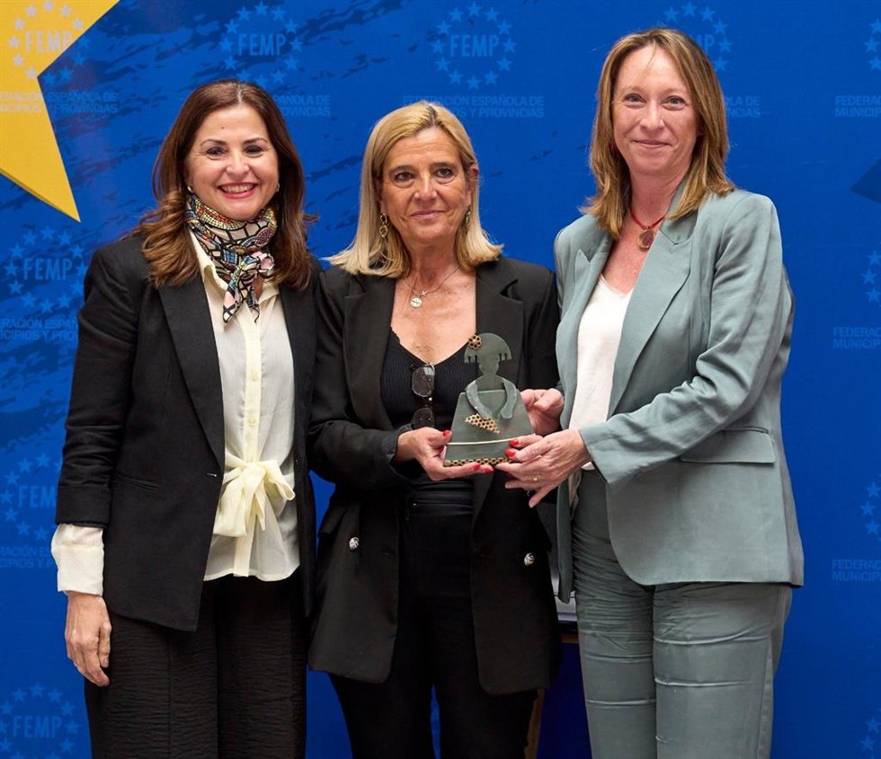 La consejera de Acción Social del Cabildo de Tenerife, Águeda Fumero (i) en la entrega de un premio a la unidad de violencia de género del IASS