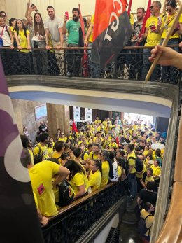 Els docents dins l'ajuntament durant la vaga