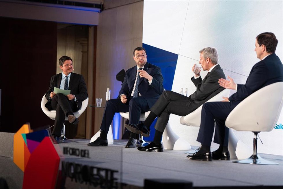 Adrián Barbón, Alfonso Rueda y Alfonso Fernández Mañueco, en la mesa redonda