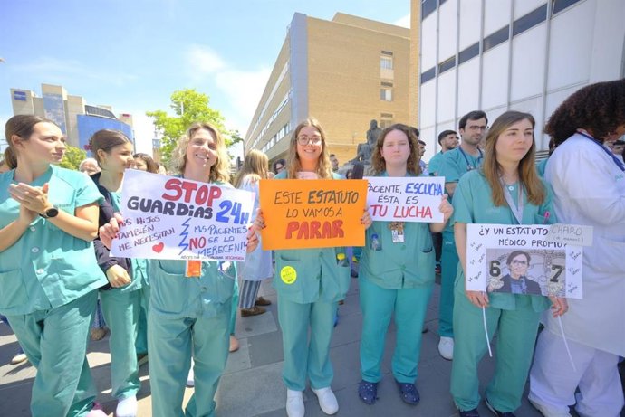 Concentración de médicos ante el Hospital Universitario Miguel Servet de Zaragoza.