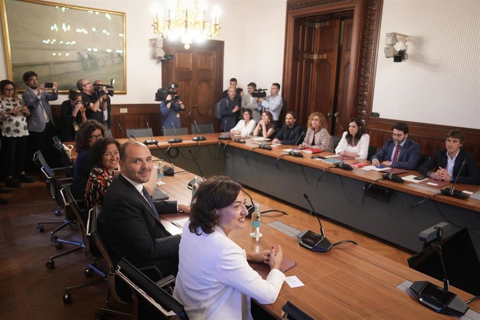 La consellera de Economía, Alícia Romero, y el conseller de Presidencia, Albert Dalmau, se reúnen con los grupos parlamentarios en el Parlament