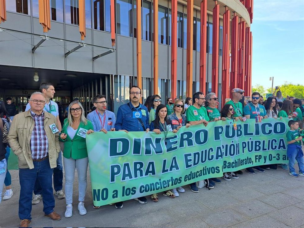 Concentración en defensa de la escuela pública frente a la Consejería de Educación del Gobierno de Aragón.