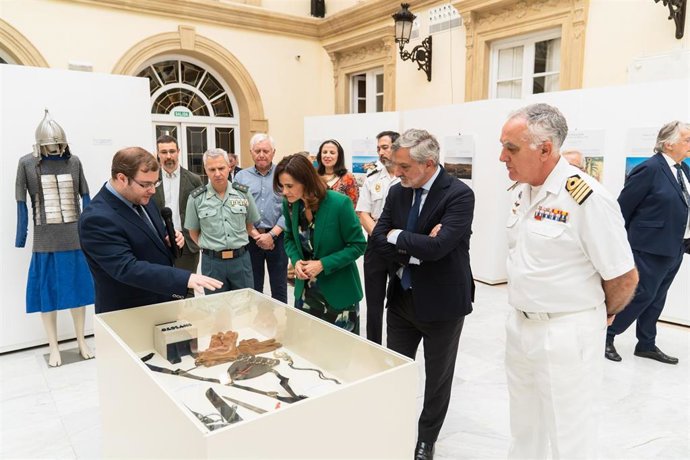 Representantes institucionales y militares visitan la exposición sobre Álvaro de Bazán en el Patio de Luces de la Diputación de Almería.