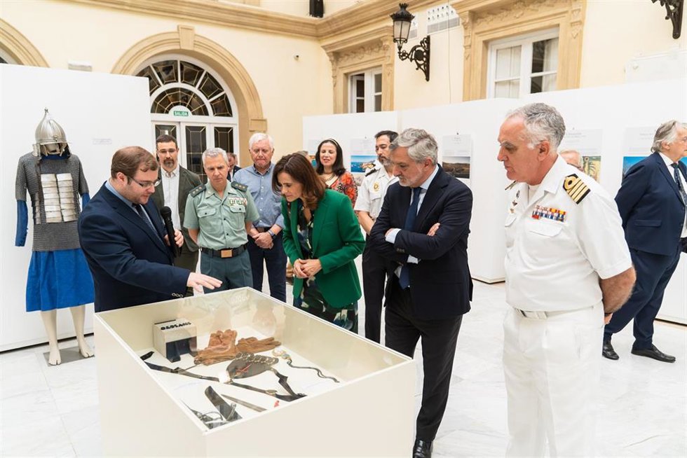 Representantes institucionales y militares visitan la exposición sobre Álvaro de Bazán en el Patio de Luces de la Diputación de Almería.