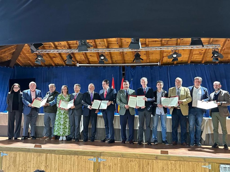 Los firmantes del acuerdo con el consejero de Medio Ambiente para la rehabilitación de ocho vivienda en otros tantos pueblos abulenses.