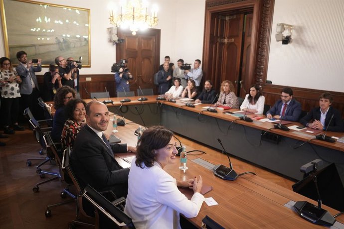 El conseller de Presidència, Albert Dalmau, i la d'Economia, Alícia Romero, amb els grups parlamentaris