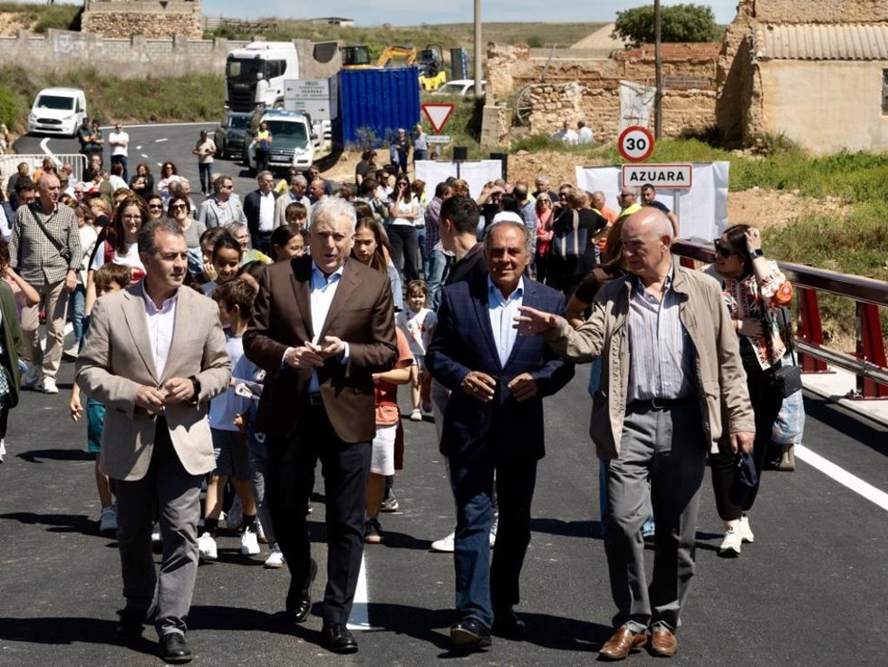 El consejero Octavio López ha inaugurado el nuevo puente en compañía del alcalde de Azuara, Joaquín Alconchel; el presidente de la Comarca Campo de Belchite, Carmelo Pérez; el director general de Carreteras, Miguel Ángel Arminio, y los vecinos de Azuara.