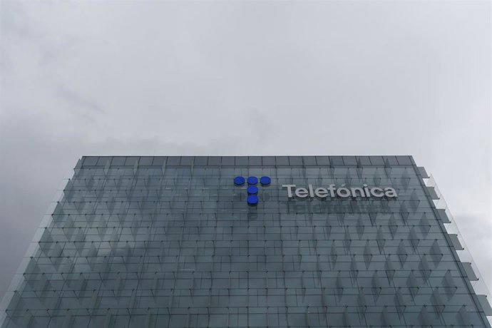 Archivo - Fachada de la sede de Telefónica, en Madrid (España)