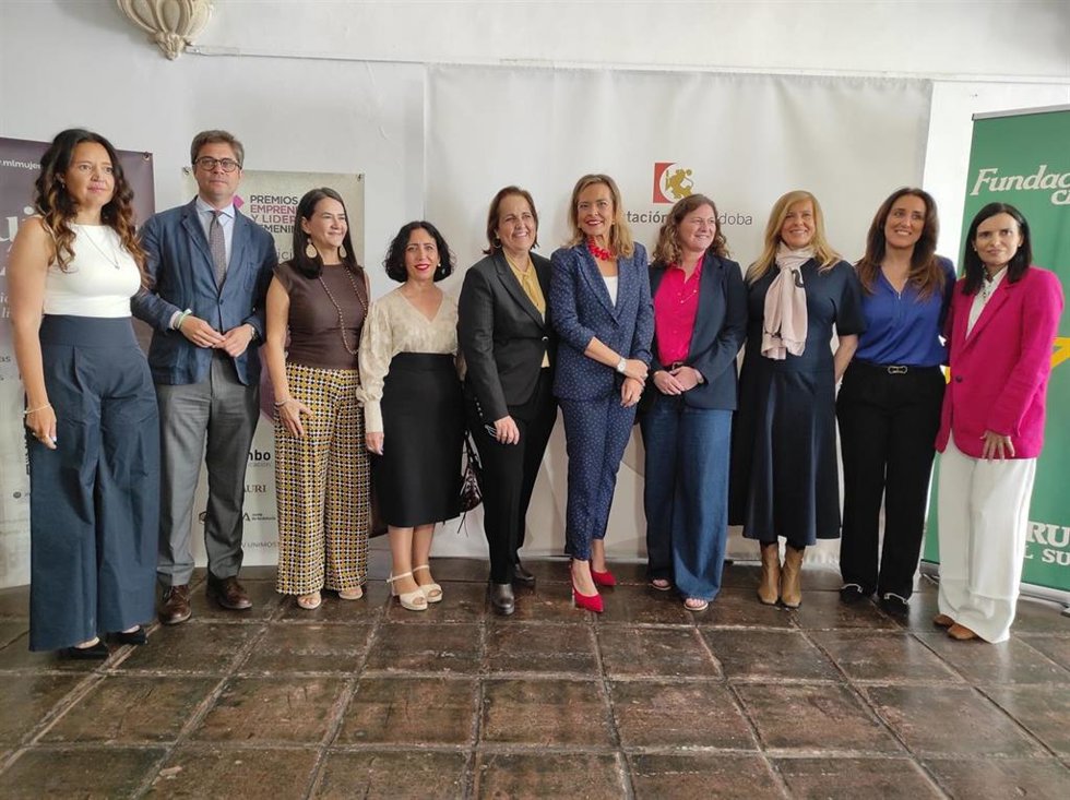 Autoridades antes de la entrega de los III Premios al Emprendimiento y Liderazgo Femenino.