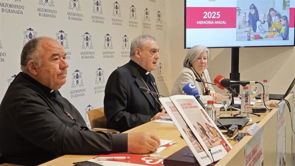El arzobispo de Granada, Jose María Gil Tamayo; el delegado episcopal de Cáritas Granada, Alfonso Marín; y la directora de Cáritas Granada, Luisa María maeso, presentan la Memoria Anual de Actividades de Cáritas.