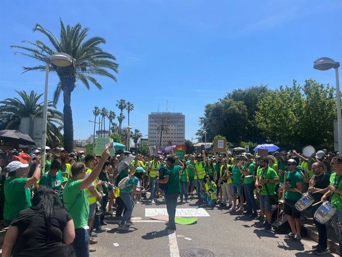 Nova jornada de protestes davant de la Conselleria d'Educació.