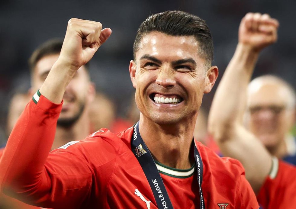 Archivo - El delantero Cristiano Ronaldo celebra con Portugal el título de la Liga de Naciones 2025.