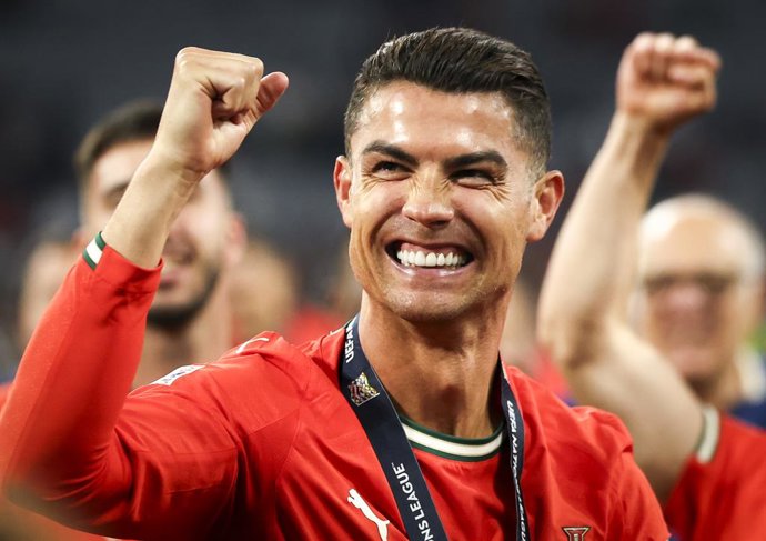 Archivo - FILED - 09 June 2025, Bavaria, Munich: Portugal's Cristiano Ronaldo celebrates at the award ceremony after the UEFA Nations League A soccer match between Portugal and Spain at Munich Football Arena. Photo: Christian Charisius/dpa