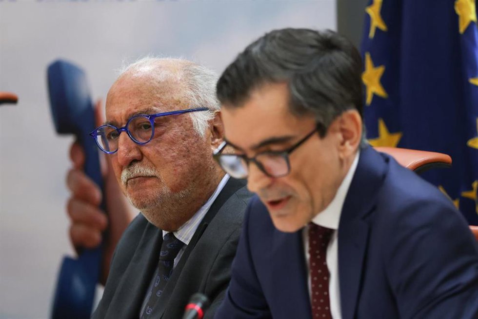 El director de la DGT, Pere Navarro, y el director del Observatorio Nacional de Seguridad Vial, Álvaro Gómez Méndez, presenta el teléfono 018 de atención a las víctimas de siniestros viales, en la  Dirección General de Tráfico, a 23 de abril de 2026, en M