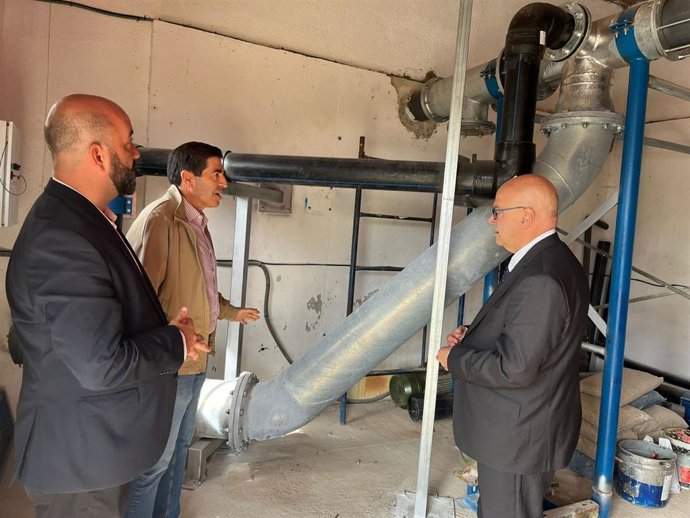 Archivo - El subdelegado del Gobierno, Manuel Fernández (d), durante una visita a actuaciones realizadas con cargo al PFEA en Pozo Alcón.