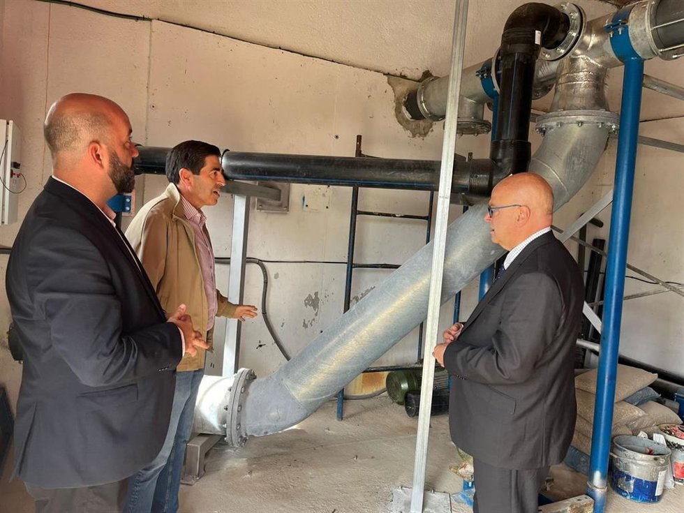 Archivo - El subdelegado del Gobierno, Manuel Fernández (d), durante una visita a actuaciones realizadas con cargo al PFEA en Pozo Alcón.