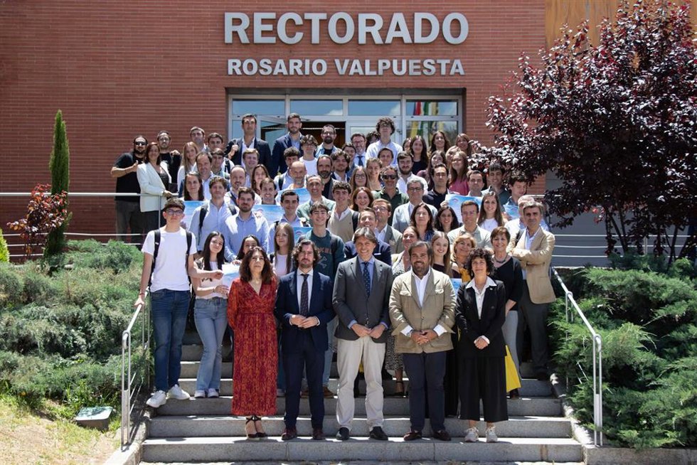 Foto familia con los premiados en el 'Concurso UPOemprende' de la Pablo de Olavide.