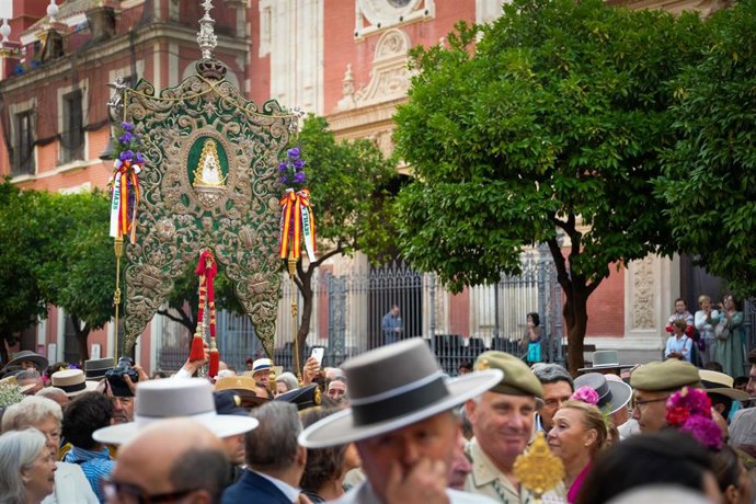 Archivo - Imagen de la salida del Simpecado de la Hermandad de Sevilla desde la Colegial del Salvador, en la Romería del Rocío del pasado año.