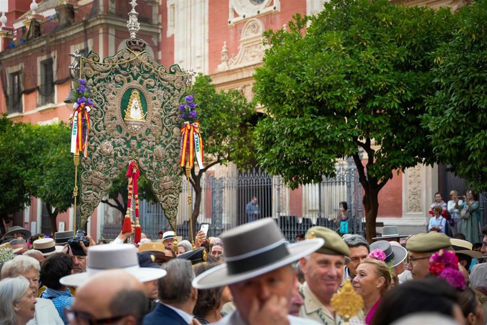 Archivo - Imagen de la salida del Simpecado de la Hermandad de Sevilla desde la Colegial del Salvador, en la Romería del Rocío del pasado año.