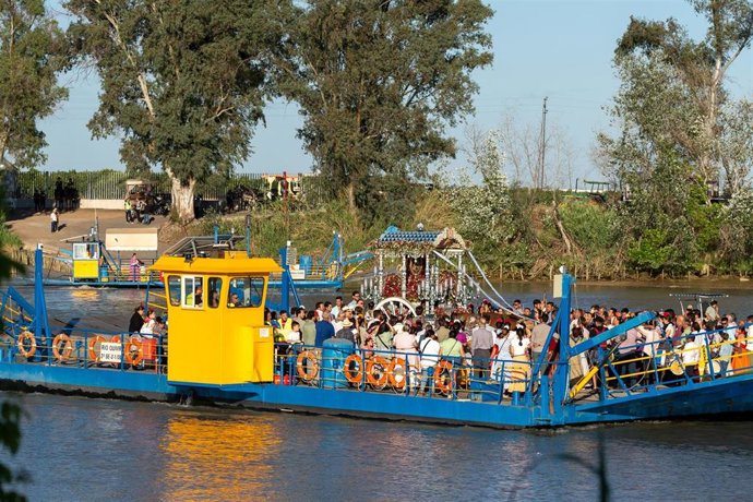 Archivo - Imagen de archivo. La barcaza de Coria del Río cruza a la Hermandad de Carmona, a 14 de mayo de 2024, en Coria del Río, Sevilla (Andalucía, España). 